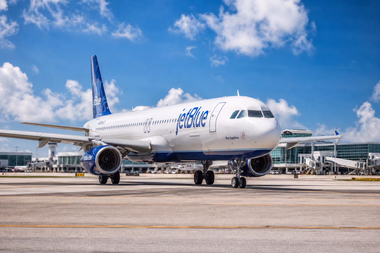 Jetblue Airplane Taxiing on Airport Tarmac in Fort Myers
