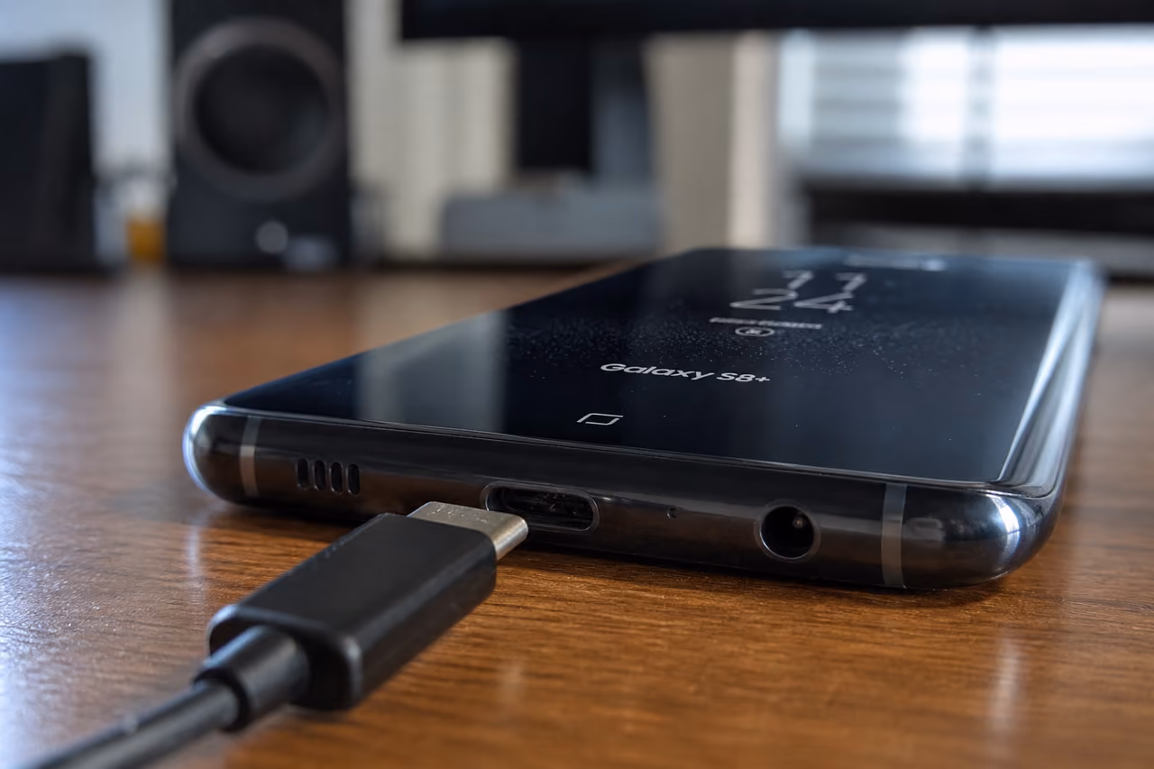 USB-C Cable with an Incomplete Connection in a Smartphone